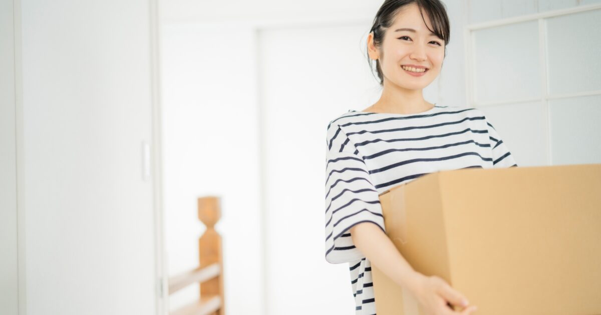 段ボール箱を持つ女性