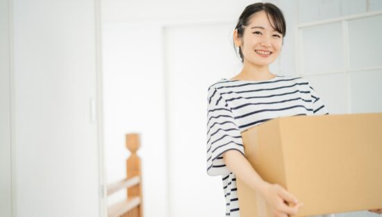 段ボール箱を持つ女性