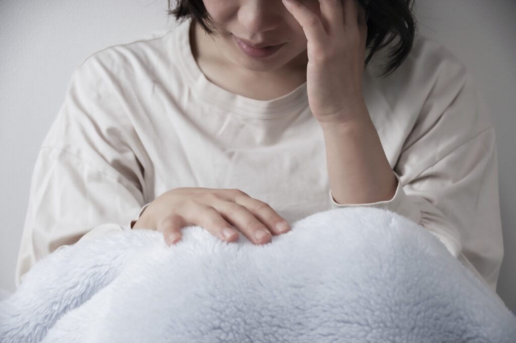 引っ越し方位に悩む女性