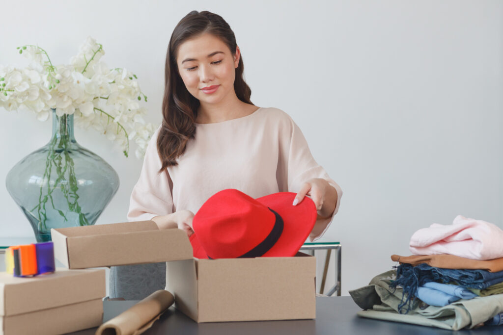 引っ越しでいらないものをフリマで売る女性