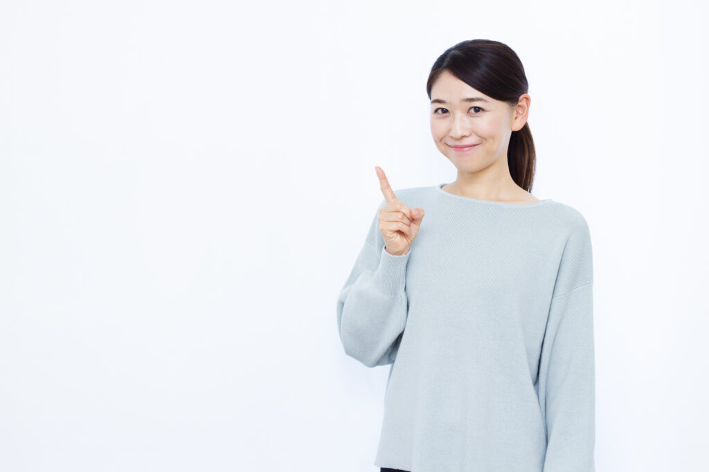 っ越し時に気をつけたいマイナンバーカードの注意点を説明する女性