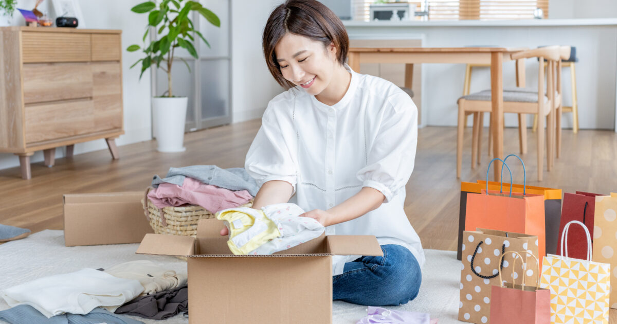 笑顔で引越しの荷造りをする女性