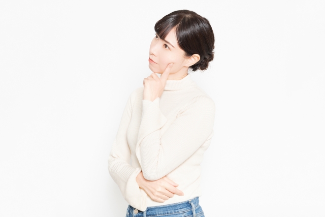 賃貸契約で住民票を求められるのは何故か考える女性