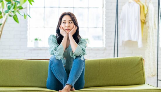 NHKの解約について考える女性