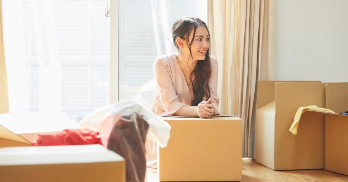 ドコモ光の引越し手続について考える女性