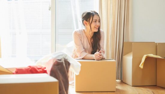 ドコモ光の引越し手続について考える女性