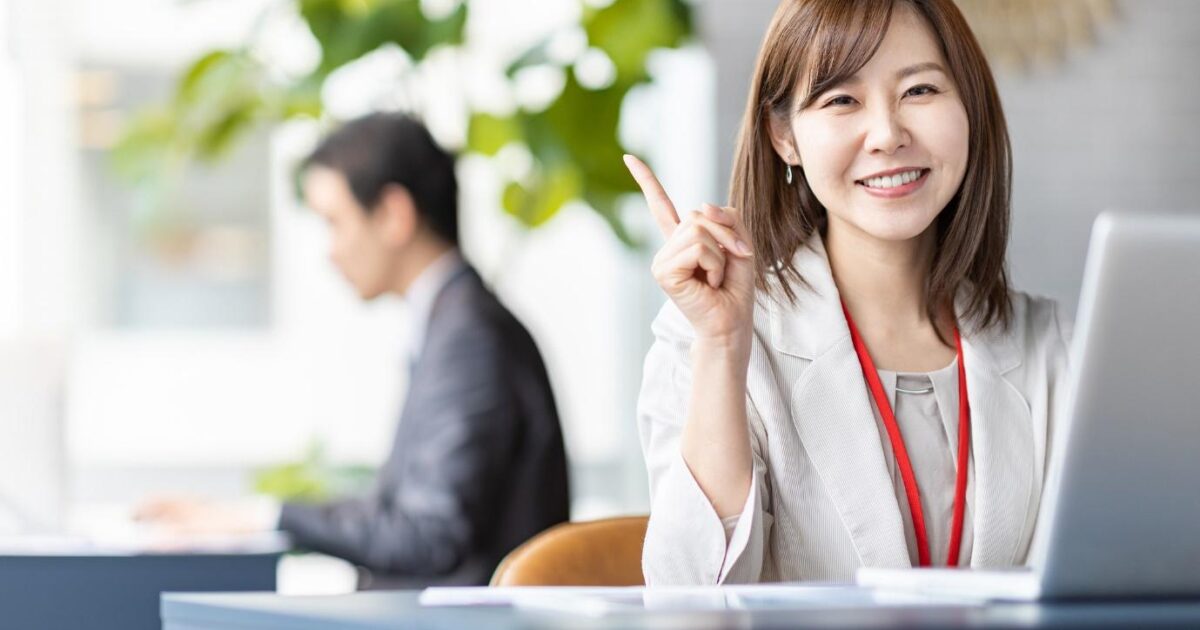 引越ししたことを会社に伝える女性