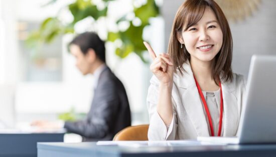 引越ししたことを会社に伝える女性
