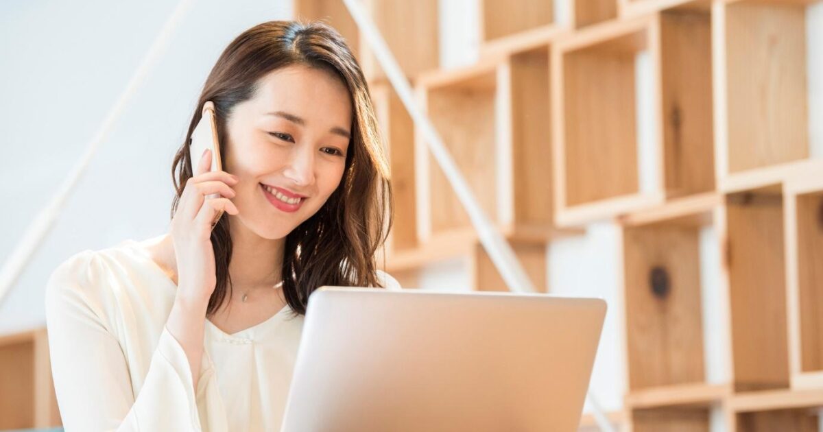 東京ガスの引越し手続きをする女性