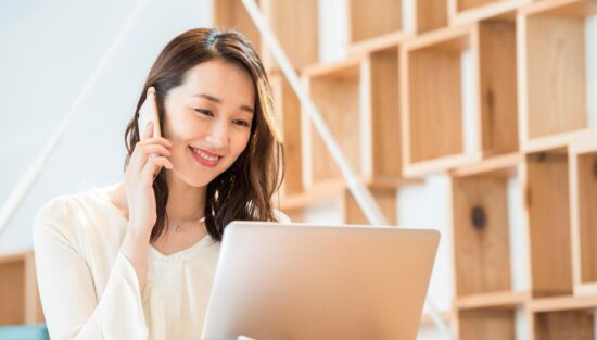 東京ガスの引越し手続きをする女性