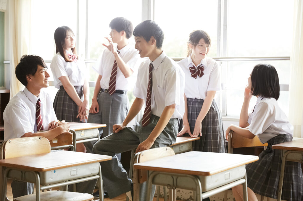 引っ越し先の高校で楽しそうに話す高校生