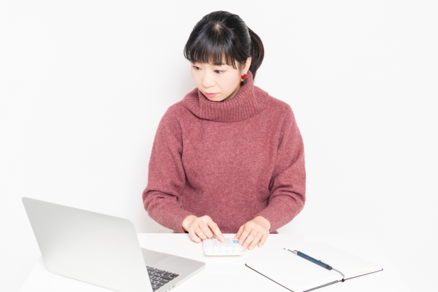 引っ越し後に確定申告をする女性