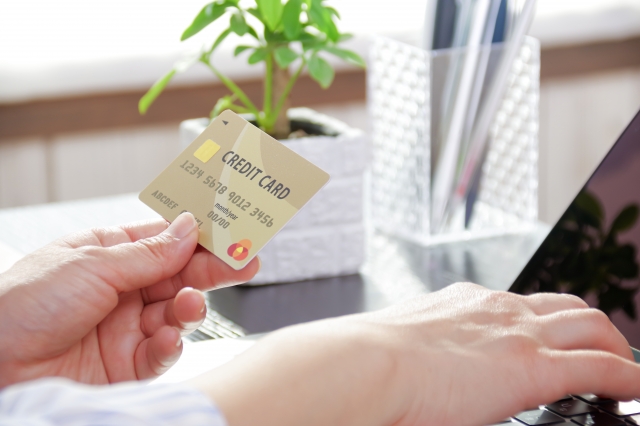 水道料金をクレジットカード払いにする女性