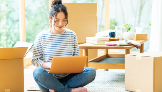 引っ越し1週間前にやることをまとめる女性