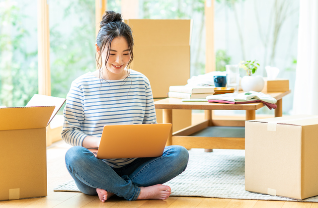 引っ越し1週間前にやることをまとめる女性