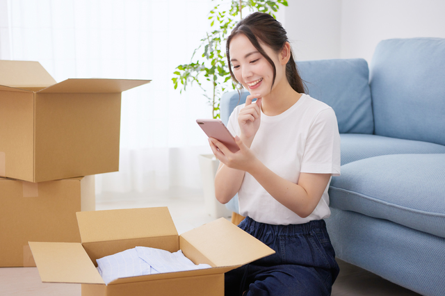 引っ越し準備をする女性
