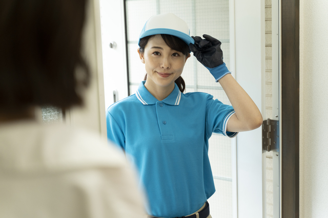 挨拶する引っ越し業者