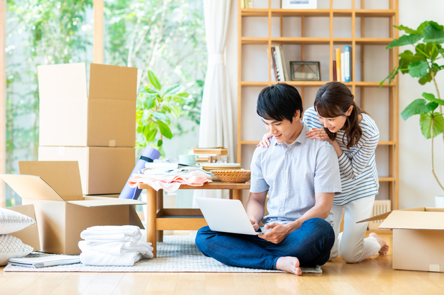 引っ越しに必要な手続きをするカップル