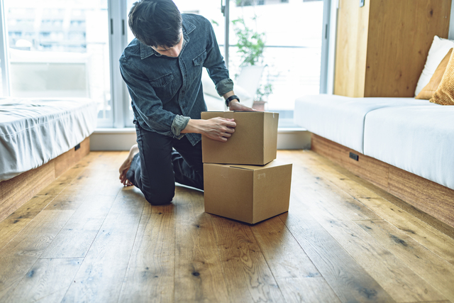 引っ越しの荷造りをする男性