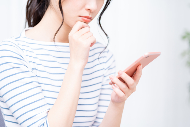 Wi-Fi継続利用に悩む女性