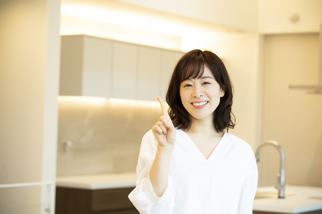 換気扇をつけたままにするメリットを説明する女性
