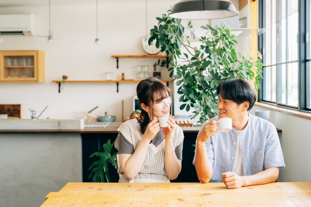 コーヒーを飲む男女