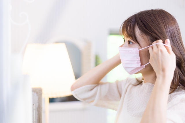 新型コロナウイルスの影響でマスクをする女性