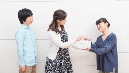 引っ越し挨拶をする人達