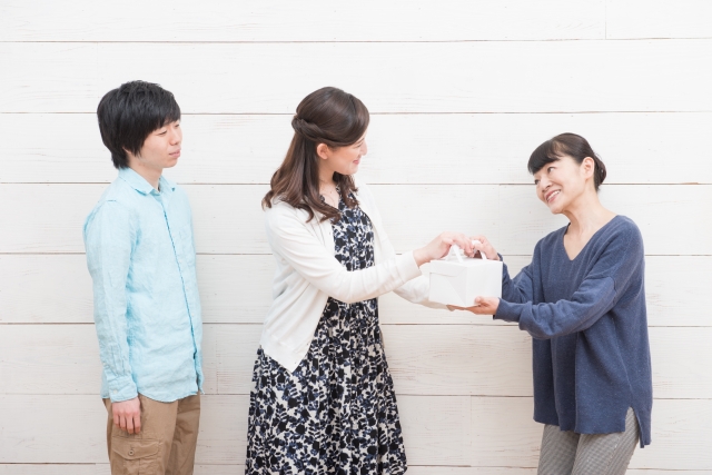 引っ越し挨拶をする人達