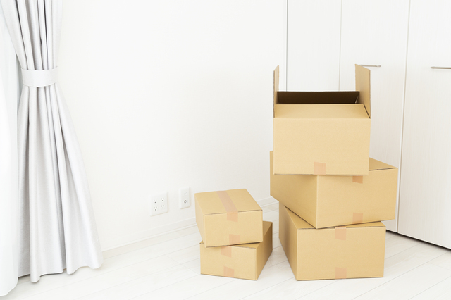 引っ越しの荷造りをする