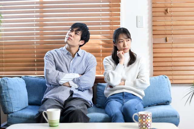 楽天でんきを解約するべきか迷うカップル