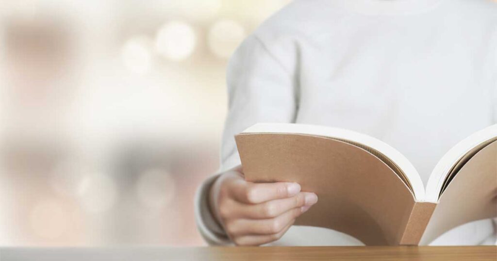 コスモでんきの解約について調べる男性