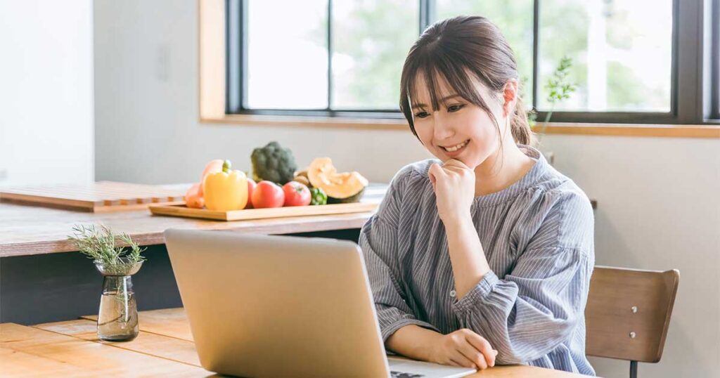 WEBで北海道電力を解約する女性