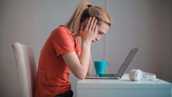 電力会社解約の手続き方法が分からず悩む女性