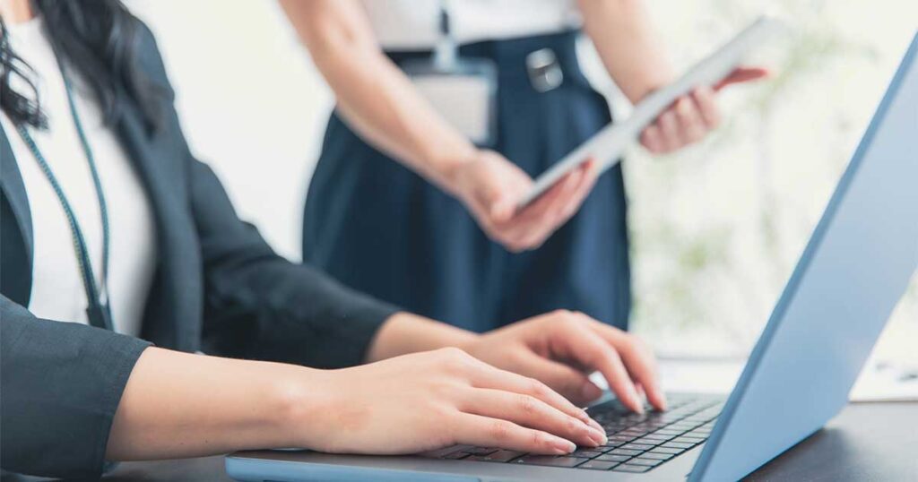 電力会社の切り替え手続きをする女性