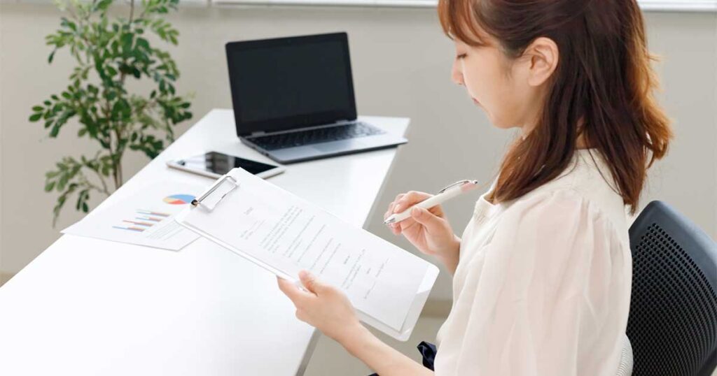 大阪ガスの電気を解約する女性