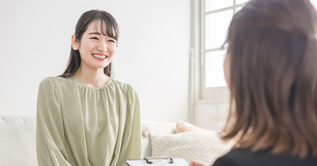レモンガスの都市ガスの説明を受ける女性
